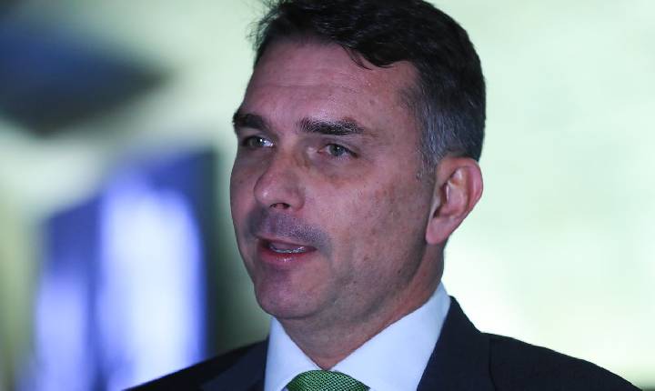 Mendonça incluiu Flávio Bolsonaro como investigado no caso Dark Horse