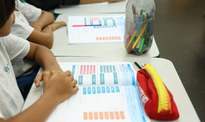 Prazo para escolas escolherem livros didáticos para 2027 termina hoje 