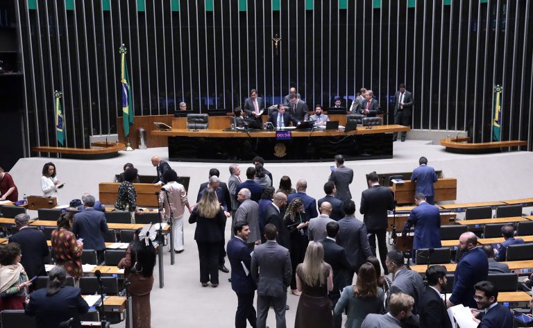 Câmara analisa projeto que submete ao Ministério da Agricultura normas sobre espécies animais e vegetais; acompanhe