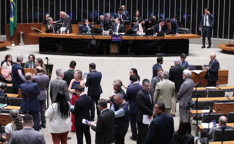 Câmara aprova fim da escala 6x1 com jornada máxima de 40 horas semanais; acompanhe
