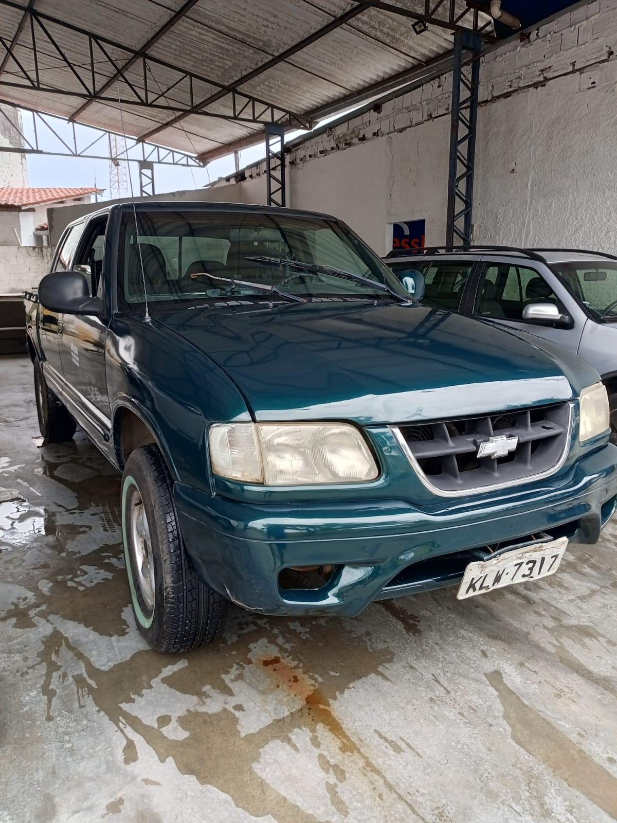S10 cabine dupla, ano 1999 a gasolina.